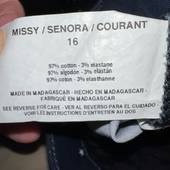 Gloria Vanderbilt new dark blue shorts with white stars and side pockets ! - Picture 7 of 7